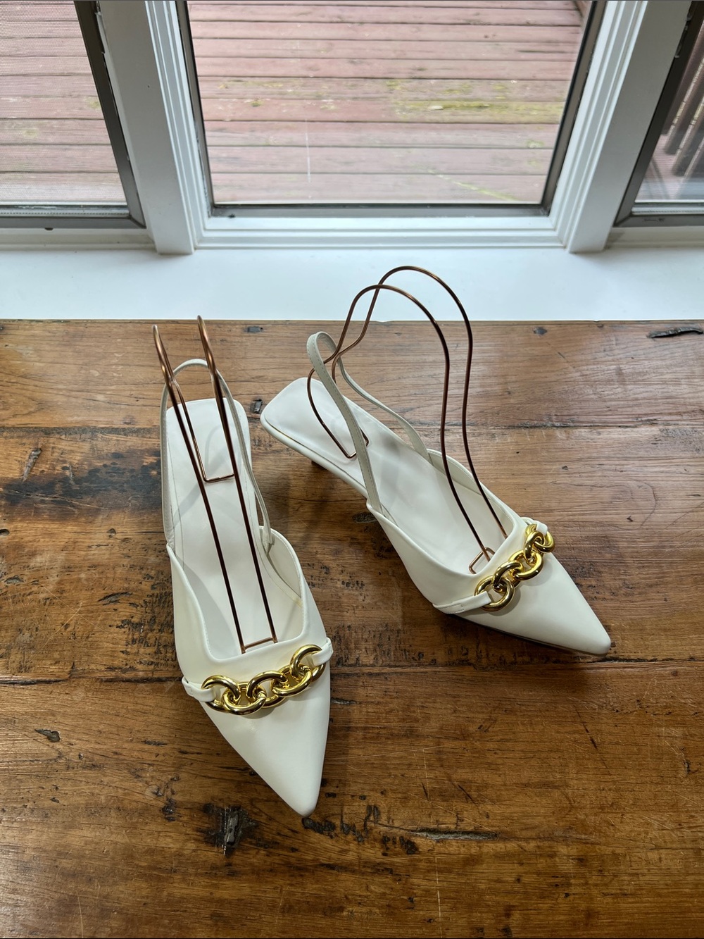 Source Unknown White Pointed Slingback Mules with Gold Chain